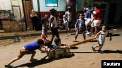 Un grupo de niños jugando en la calle en una imagen de Archivo