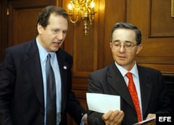 Lincoln Diaz-Balart junto a Alvaro Uribe.