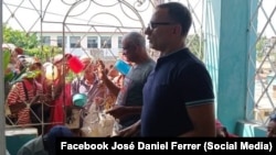 José Daniel Ferrer brindando ayuda humanitaria a personas necesitadas en la sede de UNPACU en Santiago de Cuba