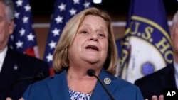 Foto de archivo - La representante republicana por Florida Ileana Ros-Lehtinen habla durante una conferencia de prensa en el Capitolio en Washington. (Foto AP/J. Scott Applewhite, Archivo)