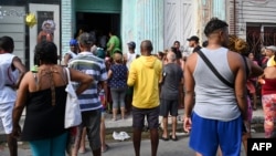 Personas esperan en una larga cola para comprar alimentos en octubre de 2024, en una bodega en La Habana, Cuba.