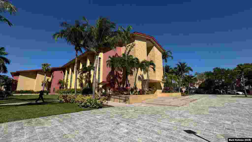 La Iglesia Corpus Christi de Miami acogió el servicio religioso en homenaje a Lincoln Díaz-Balart.